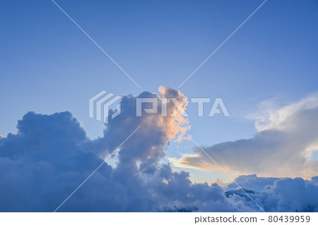 夏季的介紹性雲層在天空中so翔 夏季的介紹性雲層在天空中so翔 80439959