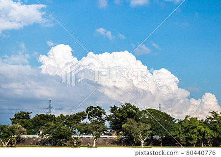 從對岸看夏天的天空和雲彩 從對岸看夏天的天空和雲彩 80440776