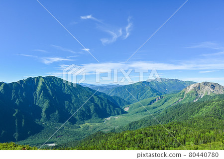 從西穗嶺線看到的霞山、燒嶽山、乘鞍山 從西穗嶺線看到的霞山、燒嶽山、乘鞍山 80440780