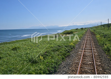 在晴朗平靜的夏天,沿著鄂霍次克海延伸的地方鐵軌 在晴朗平靜的夏天,沿著鄂霍次克海延伸的地方鐵軌 80442593
