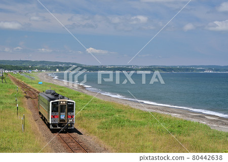 A local line that runs along the Sea of Okhotsk in the calm summer seen from Kitahama Station on the Semmo Main Line, which is the closest to the Sea of Okhotsk. 80442638
