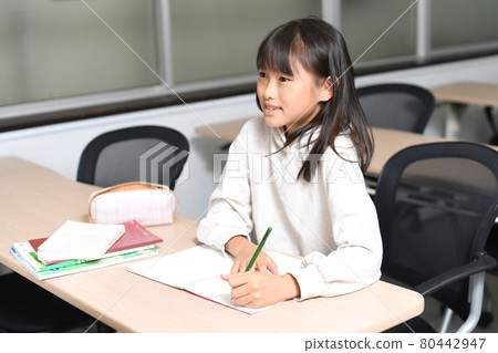小學女生在課堂上學習的形象 80442947