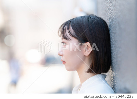 Thinking woman 80443222