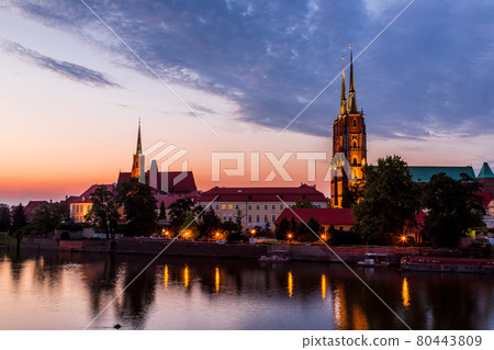 Wroclaw at night 80443809