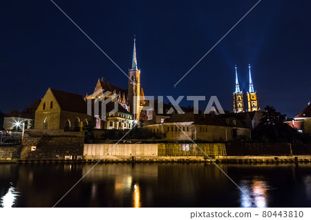 Wroclaw at night 80443810