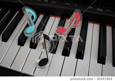 piano keyboard 80443909