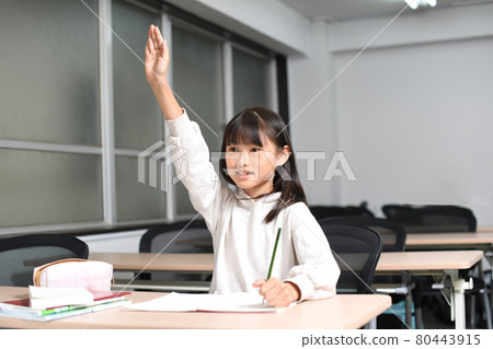 Image of a female elementary school student raising her hand (raising her hand) during class Image of a female elementary school student raising her hand (raising her hand) during class 80443915