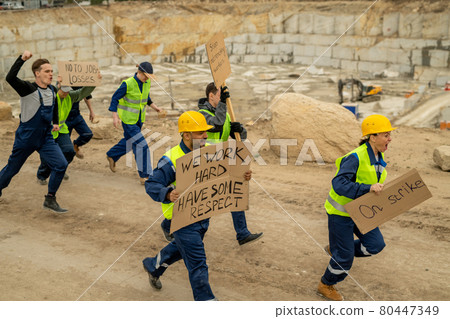 Crowd of protestants running after their employer 80447349