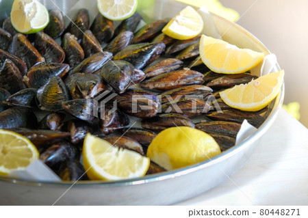 Turkish style street food stuffed mussels midye dolma with lemons Turkish style street food stuffed mussels midye dolma with lemons 80448271