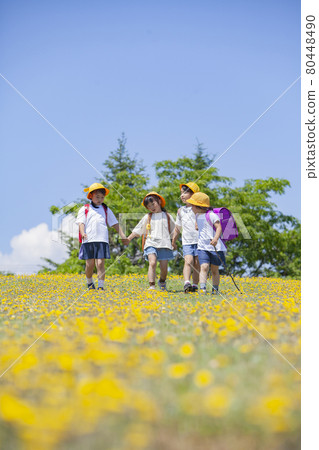 小學生背著書包在花田裡散步 80448490