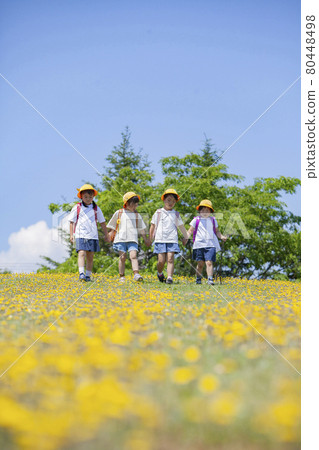 小學生背著書包在花田裡散步 80448498