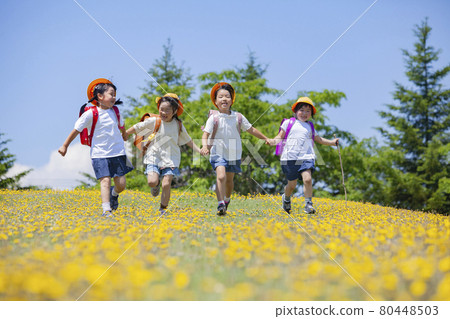 小學生背著書包在花田裡散步 80448503