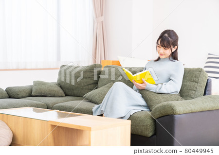 A woman reading a book 80449945