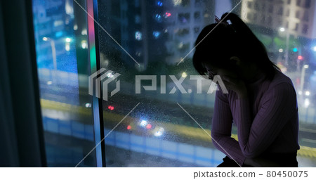 woman feel depression 80450075