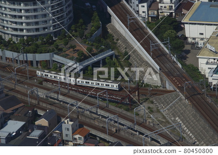 從東京晴空塔眺望：東武龜戶線 8000 系列列車 80450800