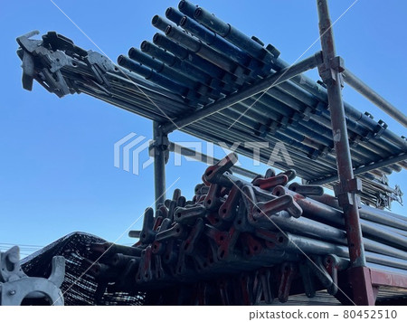 Blue sky and tidy scaffolding members 80452510