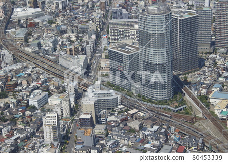 View from Tokyo Sky Tree: Tokyu Denentoshi Line 8500 series (blue belt: Bunkamura), which is directly connected to the Tobu Line 80453339