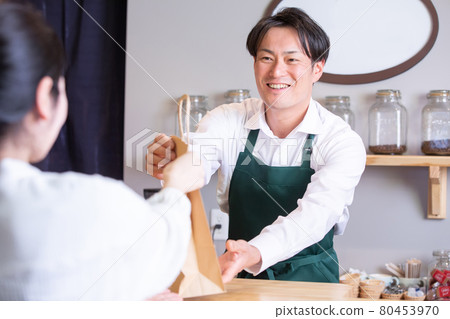 一名男子經過外送產品 一名男子經過外送產品 80453970