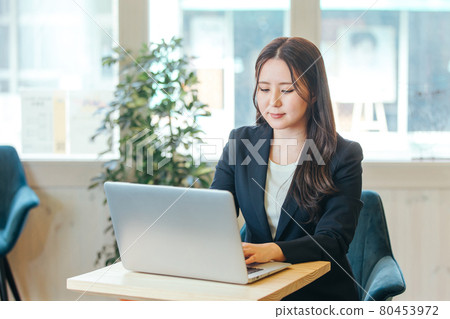 在咖啡館工作的女商人 80453972