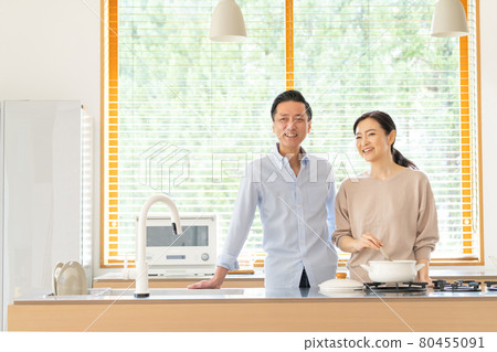 中間夫婦廚房烹飪生活方式形象 80455091