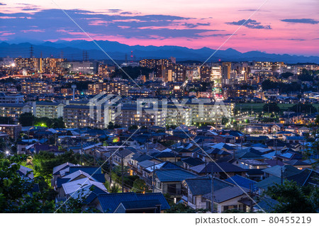 《Tokyo》 Night view of a residential area in the suburbs of Tokyo 80455219