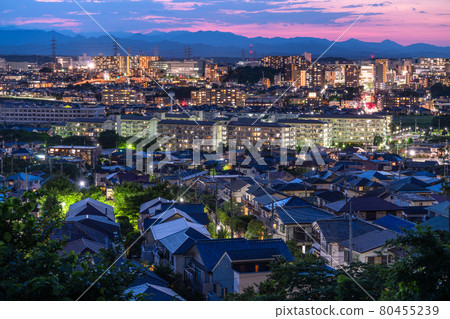 《Tokyo》 Night view of a residential area in the suburbs of Tokyo 80455239