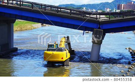 Kisegawa Ohashi collapse due to heavy rain <19> (Construction vehicle for restoration work) 80455358