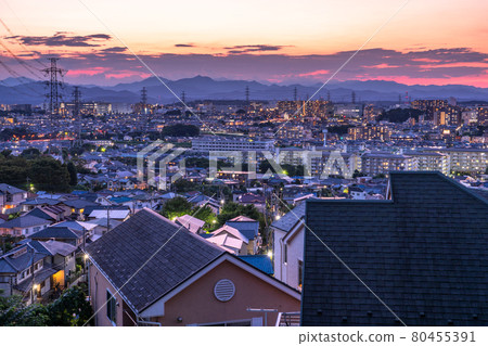 《Tokyo》 Night view of a residential area in the suburbs of Tokyo 80455391