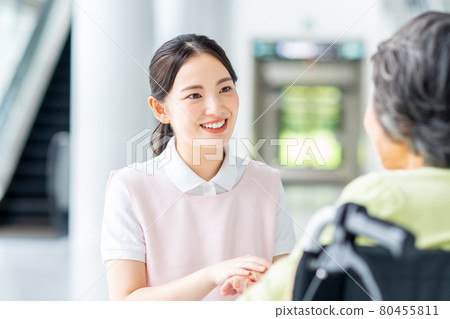 坐在輪椅上的老人和年輕人 80455811