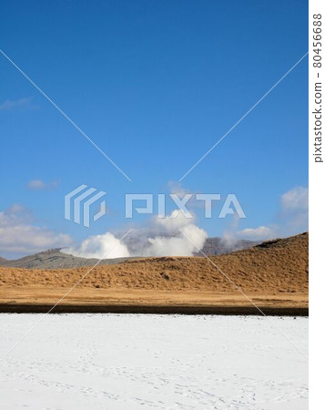 Winter Aso / Kusachirigahama Frozen spring pond and Nakadake (Aso City, Kumamoto Prefecture) 80456688