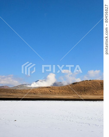 阿甦的冬景:草千里濱(熊本縣阿蘇市)的藍天和池塘中升起中岳的煙霧 阿甦的冬景:草千里濱(熊本縣阿蘇市)的藍天和池塘中升起中岳的煙霧 80456827