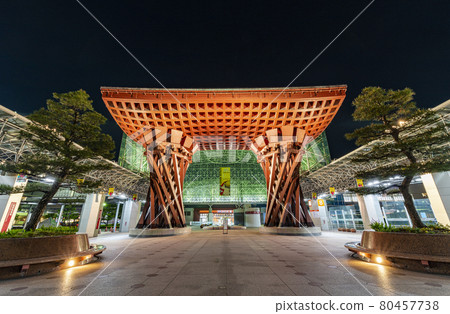 石川縣金澤市JR金澤站津津門夜景 80457738