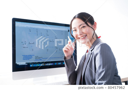坐在書桌和微笑的女性工程師 80457962