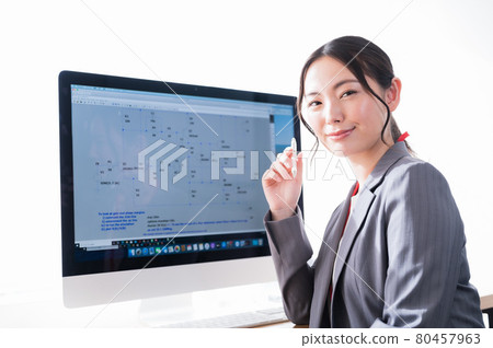 坐在書桌和微笑的女性工程師 80457963