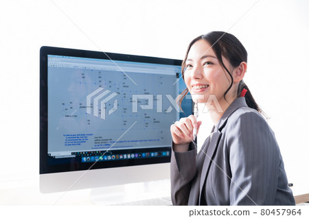 坐在書桌和微笑的女性工程師 80457964