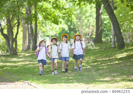 Children who go to school with school bags on their backs 80461253