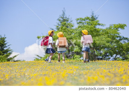小學生背著書包在花田裡散步 80462040