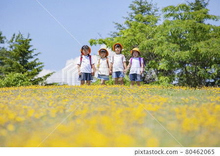 小學生背著書包在花田裡散步 80462065