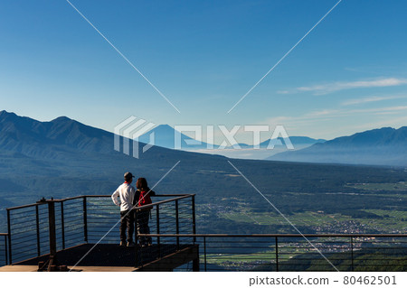 From the Kirigamine Kogen Kurumayama observation terrace in summer to Mt. Fuji in the morning 80462501
