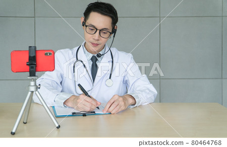 Doctor consulting case video call on smartphones Doctor consulting case video call on smartphones 80464768