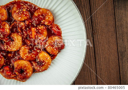 Shrimp with sweet sauce and sesame seeds dish Shrimp with sweet sauce and sesame seeds dish 80465005