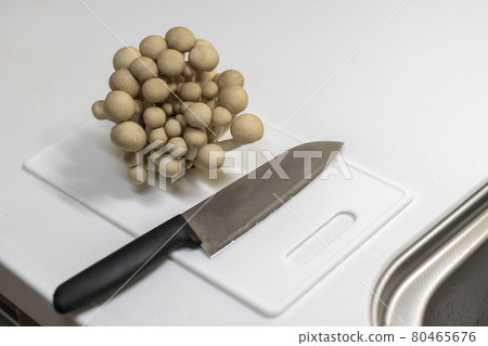 在廚房里切香菇的圖片 在廚房里切香菇的圖片 80465676