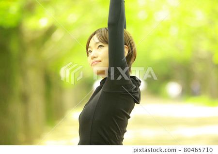 Women preparing for exercise Women preparing for exercise 80465710
