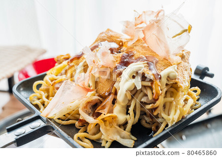 用熱三明治機製作的現代器皿 用熱三明治機製作的現代器皿 80465860