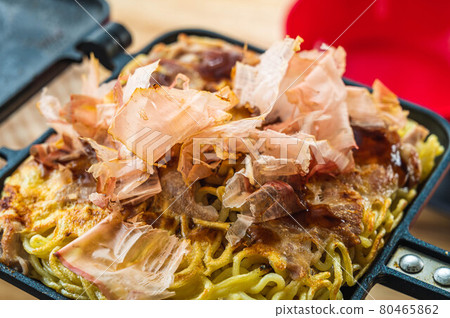 用熱三明治機製作的現代烤肉 用熱三明治機製作的現代烤肉 80465862