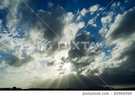 山上的雲,雨後的天空,昏暗的光線 山上的雲,雨後的天空,昏暗的光線 80466994