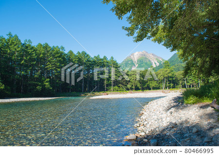 上高地的Azusa河和Yakedake 上高地的Azusa河和Yakedake 80466995
