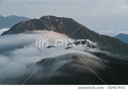 夏季從西穗高山脊線看到的北阿爾卑斯山的雲海和瀑布的雲海 80467443
