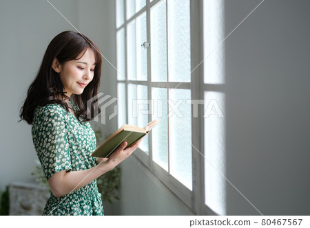 讀一本書的婦女在屋子裡 讀一本書的婦女在屋子裡 80467567