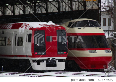 Nagano Electric Railway Nagano Line 2100 series / 1000 series (limited express vehicle) in winter Nagano Electric Railway Nagano Line 2100 series / 1000 series (limited express vehicle) in winter 80468689